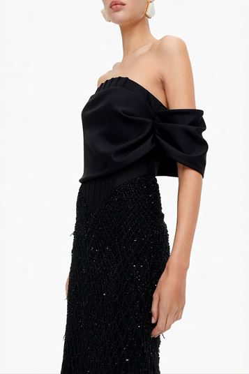 Abito da sera nero drappeggiato e impreziosito da paillettes 